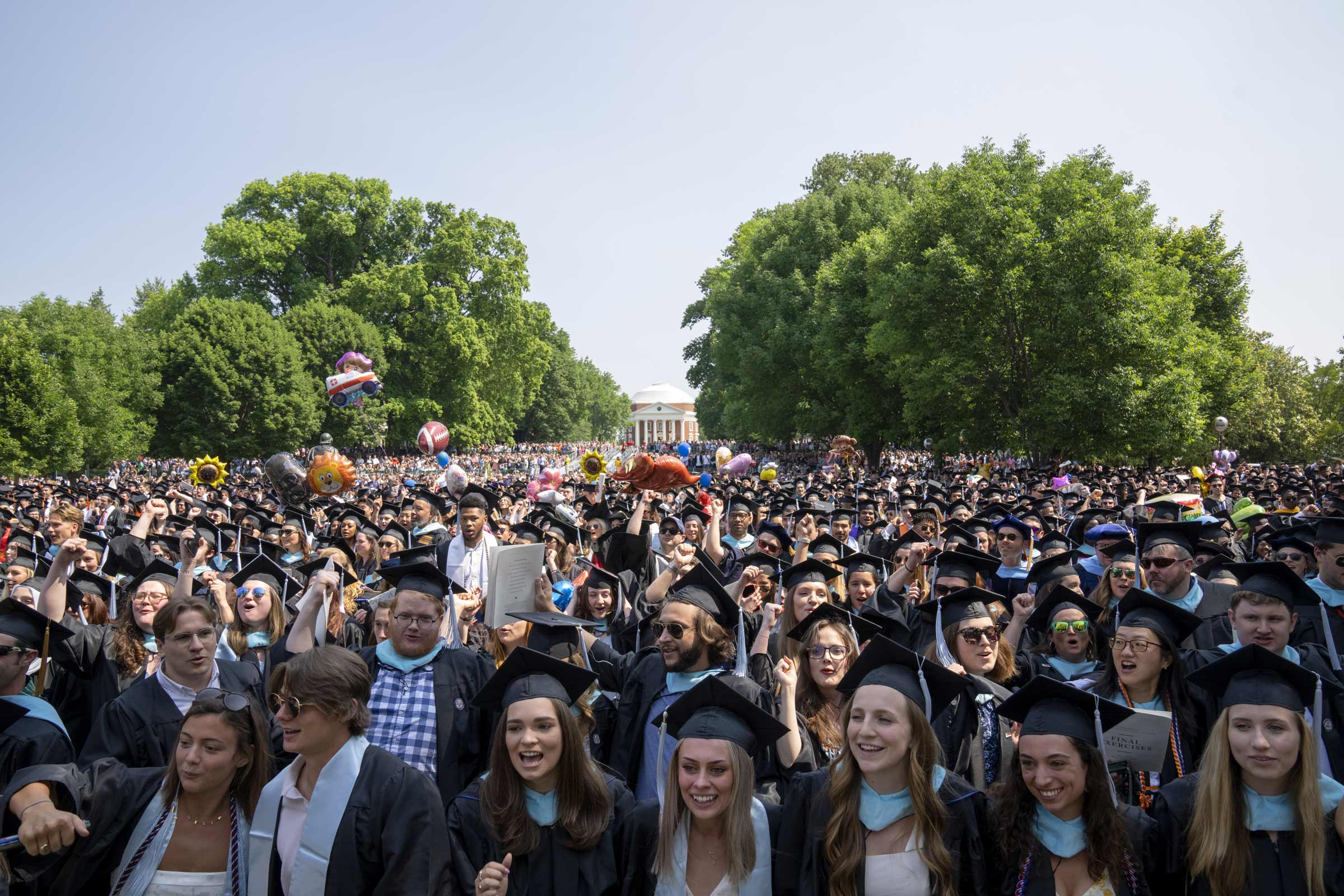 A large crowd of students at final exercises 2023